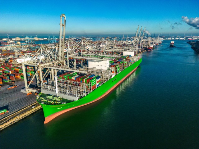 Containerschip die aangemeerd ligt om te laden en lossen in de haven van Rotterdam