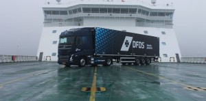 DFDS e-truck met ferry op achtergrond