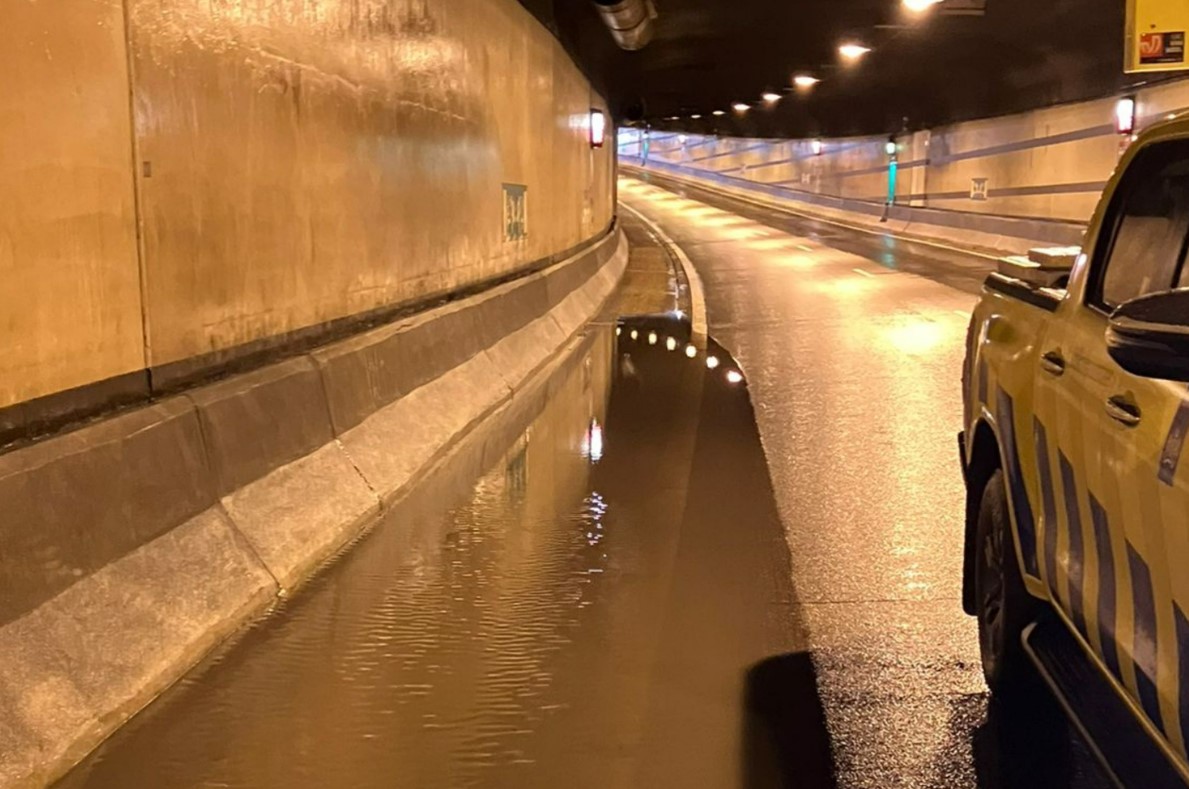 De Drechttunnel met een flinke plas water