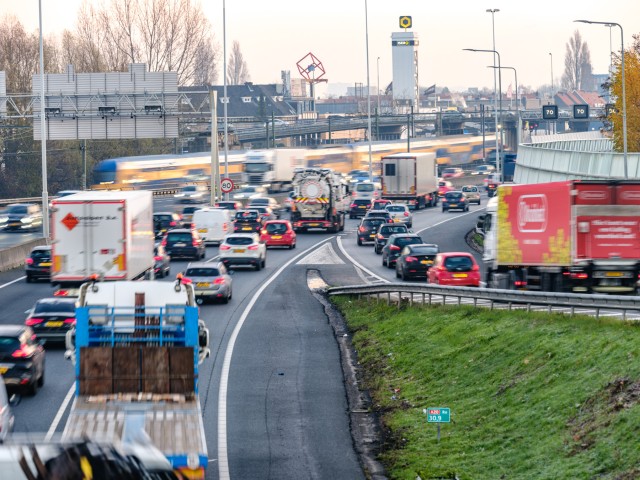 Wegverkeersdrukte op de A20 snelweg in Zuid-Holland