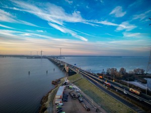 Haringvlietbrug in Zuid-Holland in birds eye view met verkeer dat over de brug rijdt