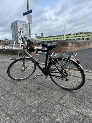 Een geparkeerde fiets op de stoep in Rotterdam