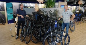 Giant Store Kees van Dijk met twee medewerkers die bij een paar e-bikes in de winkel staan